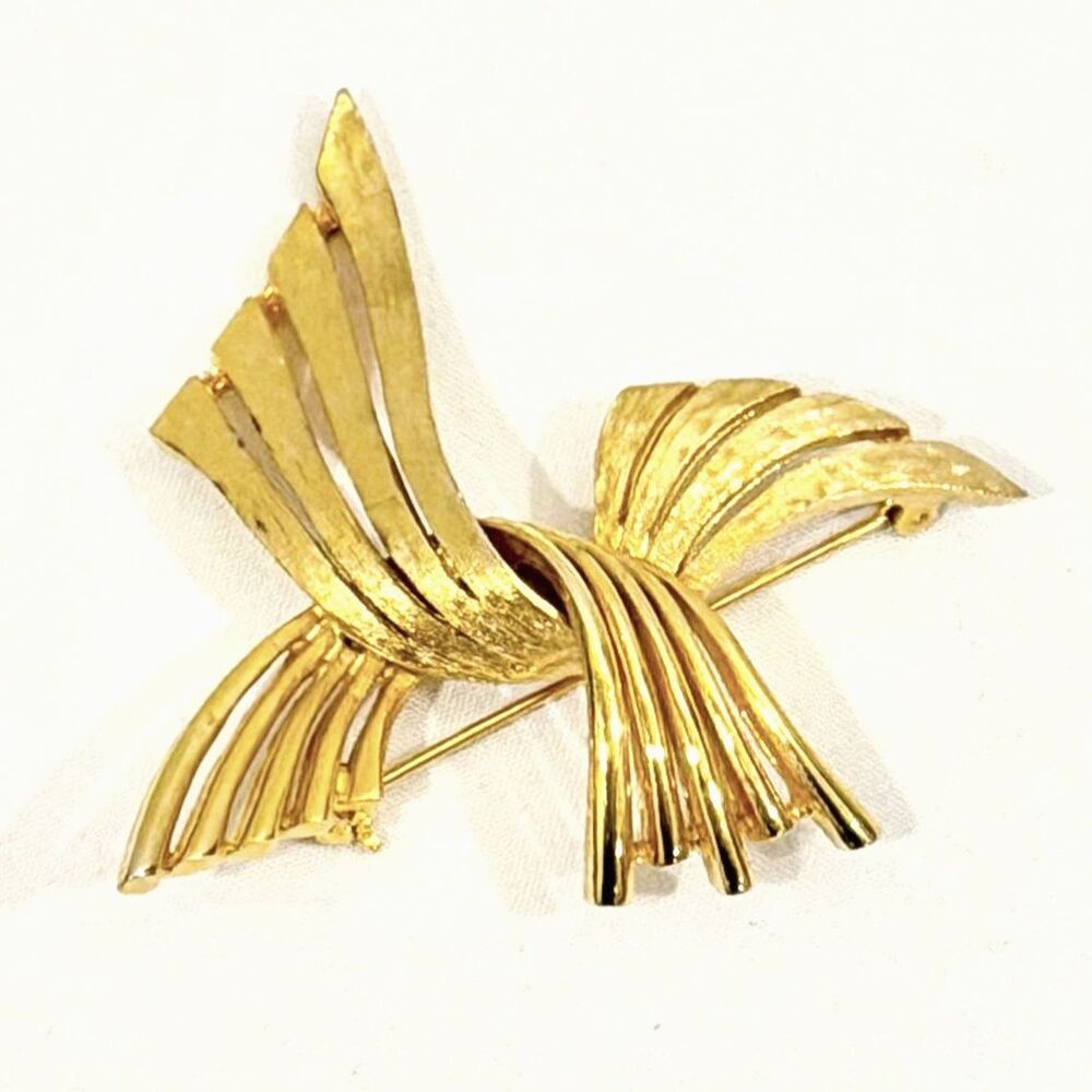 Vintage Gold Tone Textured Abstract Fan Ribbon Brooch